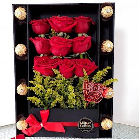 BOX RED ROSES